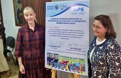 Dr. Gina Tambini con la firma de acuerdo de seguridad vial acompañada de la Gobernadora del Valle