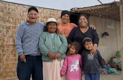 familia conformada por personas en diferentes etapas de la vida