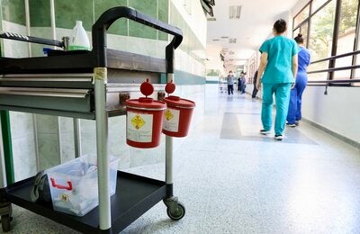 vista pasillo hospital y carro con residuos de hospital