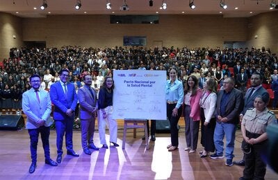 Autoridades junto a la firma simbólica del Pacto Nacional para la Salud Mental en Ecuador