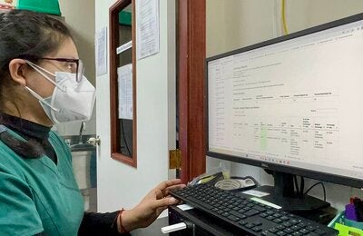 Mujer mirando información en computadora