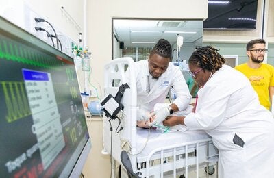 Tutores da Guiana e do Caribe aprendem técnicas e metodologias de simulação em Centro Colaborador da OPAS/OMS no Brasil