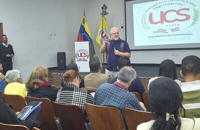 Armando De Negri, representante de la OPS en Venezuela, durante una intervención en la Universidad de Ciencias de la Salud