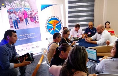 Personal en la reunin de salud frontera