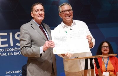 Jarbas Barbosa e Alexandre Padilha mostram acordo assinado