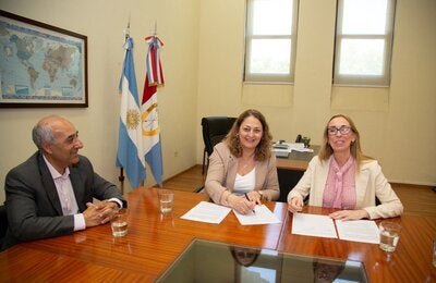 Foto de firma del acuerdo