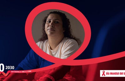 Mujer con el lazo rojo alrededor de su torso