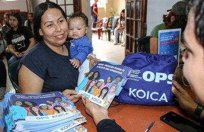 entrega de kits a población migrante y refugiada