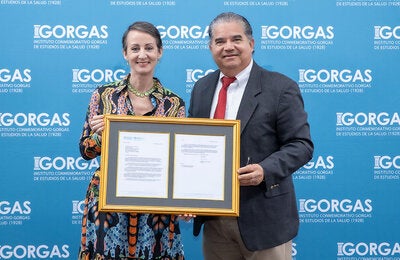 Fotografía del momento donde se hace entrega de la placa representativa de la designación del ICGES como Centro Colaborador de la OPS/OMS por parte de la Dra. Ana Rivière Cinnamond, representante de la OPS/OMS en Panamá al Dr. Nicanor Obaldía Rodríguez, director general del Instituto Conmemorativo Gorgas de Estudios de la Salud (ICGES).