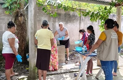 Mujeres de la comunidad eliminando criaderos de zancudos