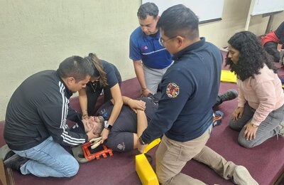 Personas atendiendo una situación de emergencia con una persona voluntaria en el curso BEC