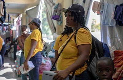 Des vaccinateurs en pleine session dans un site de déplacés 