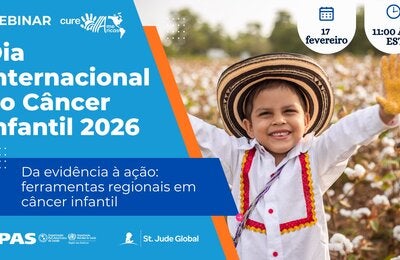 um menino levantando as mãos