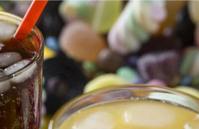 Foto de bebidas açucaradas, incluindo refrigerante