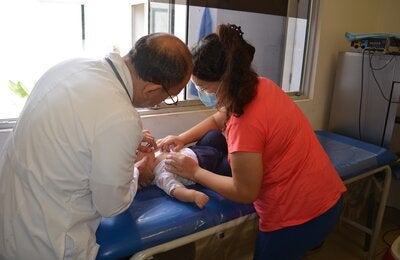 Médico atiende a paciente pediátrico