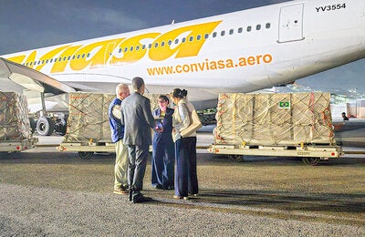 La vicepresidenta sectorial Gabriela Jiménez recibe los insumos para pacientes renales junto al Representante de la OPS en Venezuela, Armando De Negri Filho, y la embajadora de Brasil en el país, Elivania de Oliveira