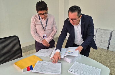 César García, asesor internacional de Enfermedades no Transmisibles de la OPS en Venezuela, junto a Ever Gutiérrez, director técnico nacional del Instituto Nacional de Nutrición