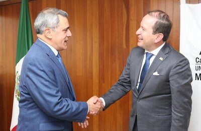 Saludo entre el representante de la OPS/OMS en México y el rector de la UAM