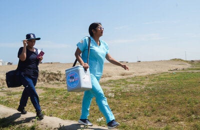 mujer caminando en campo