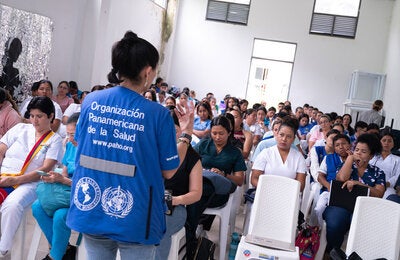 Personas en capacitacion de fiebre amarilla