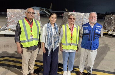Carlos Alvarado, presidente del IVSS, la embajadora de Brasil en Venezuela Glivania de Oliveira, la ministra de Salud Nuramy Gutiérrez y el representante de la OPS en Venezuela en el aeropuerto recibiendo cuarto lote de insumos para pacientes renales donados por Brasil