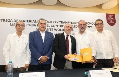 Autoridades en el acto protocolario de transferencia tecnológica para el control del mosquito Aedes aegypti 