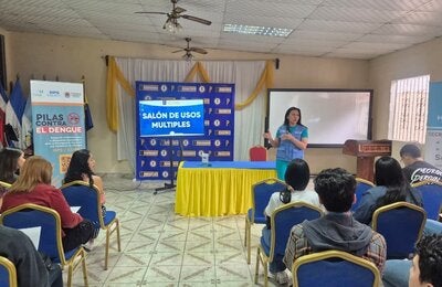 capacitando a jóvenes para el control larvario del dengue