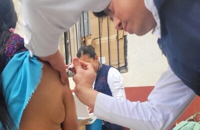 Personal de salud vacuna a mujer indígena en Chiapas