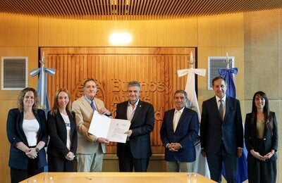 Foto de la firma del acuerdo