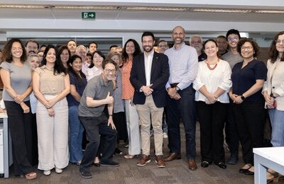 Equipe da BIREME reunida em São Paulo para celebrar os 59 anos do Centro com Sebastián García Saisó e João Paulo Souza, em 2 de março de 2026.