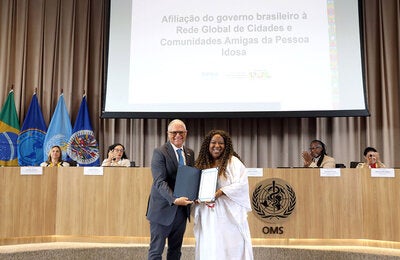 Representante da OPAS entrega certificado para ministra dos Direitos Humanos e Cidadania