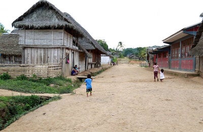 niños jugando en pueblo con calles de tierra