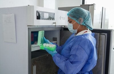 Personal de salud usa equipos técnicos especializados entregados por la OPS Ecuador en el marco del proyecto PROTECT