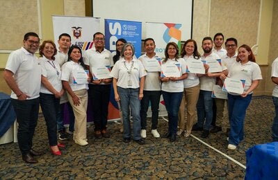 Nuevos epidemiólogos de campo reciben sus certificados tras aprobar el Programa de Entrenamiento en Epidemiología de Campo de Primera Línea 