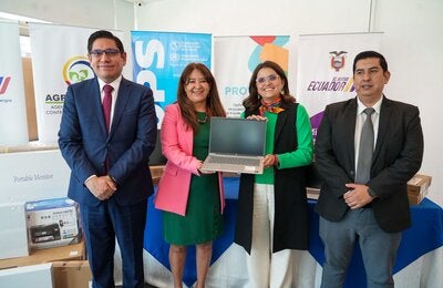 Sonia Quezada, representante de OPS/OMS en Ecuador hace entrega de equipos electrónicos a la vicepresidenta de la República, María José Pinto; y representantes de otras entidades del Estado