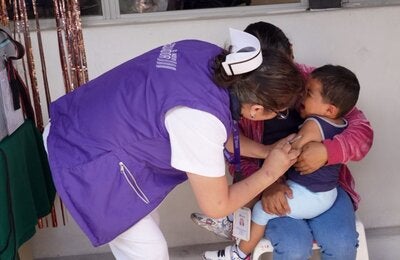 Enfermera vacuna a niño durante inicio de campaña contra el sarampión