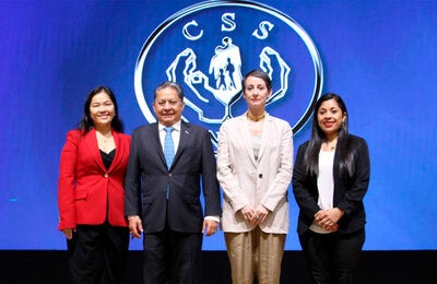 Fotografía protocolar con la participación de las autoridades presentes durante el acto de apertura de la sesión estratégica orientada a asegurar el abastecimiento continuo de hemocomponentes en Panamá.