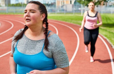 Fotografía ilustrativa que muestra a dos personas realizando actividad física