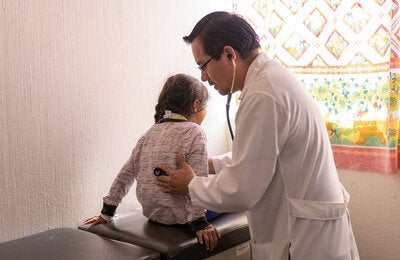 Niña en consultorio médico