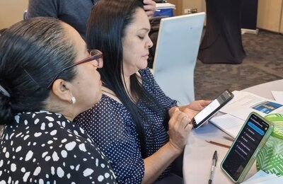 Usuarias instalan el aplicativo para la escucha social