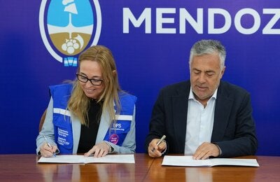 La representante de OPS, Eva Jané Llopis y el gobernador de Mendoza, Alfredo Cornejo, firmando el convenio.