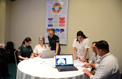 Foto de participantes trabajando