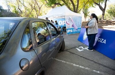 Un automóvil ingresa al dispositivo de vacunación. A lo lejos se divisa el gazebo de la Organización Panamericana de la Salud