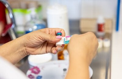 Foto en un vacunatorio con una dosis de vacuna