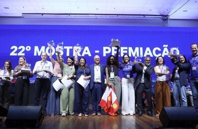 Vencedores posam com prêmio entregue pela OPAS