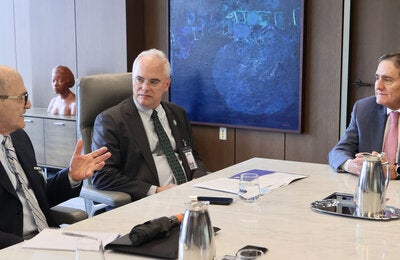 CEPI y la OPS han ampliado su colaboración mediante nuevos acuerdos de cooperación para fortalecer los sistemas regulatorios y de farmacovigilancia en América Latina y el Caribe, mejorando el acceso seguro y equitativo a las vacunas durante las emergencias de salud pública.