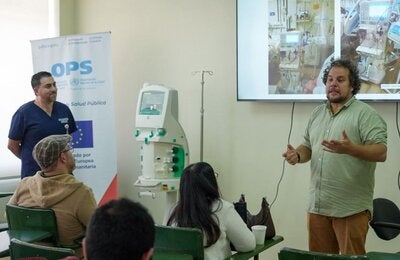 Especialista internacional comparte conocimientos con personal de salud de cuidados intensivos del Hospital Vicente Corral Moscoso (Cuenca)