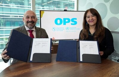Sonia Quezada, representante de OPS/OMS en Ecuador y Javier Valbuena, presidente de la Fundación Pondera Global, suscribieron el acuerdo de cooperación técnica.