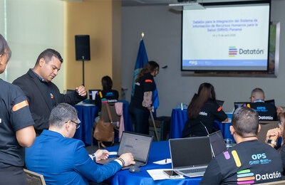 Fotografía de la mesa de trabajo durante el Datatón en Panamá