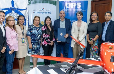 Fotografía grupal de autoridades participes del proyecto de drones sanitarios OPS-MINSA.